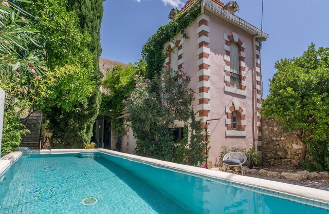 Characterful Vigneron centre Village close to vineyards Pezenas & beaches