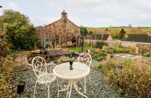 CHARE CLOSE COTTAGE, pet friendly, with open fire in Haltwhistle