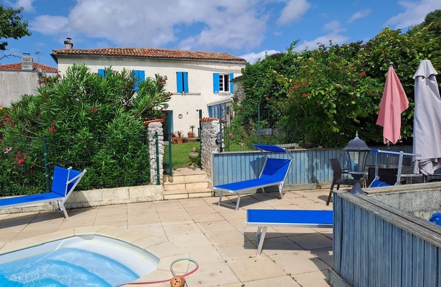 Charentais country house with swimming pool in the heart of the vineyards