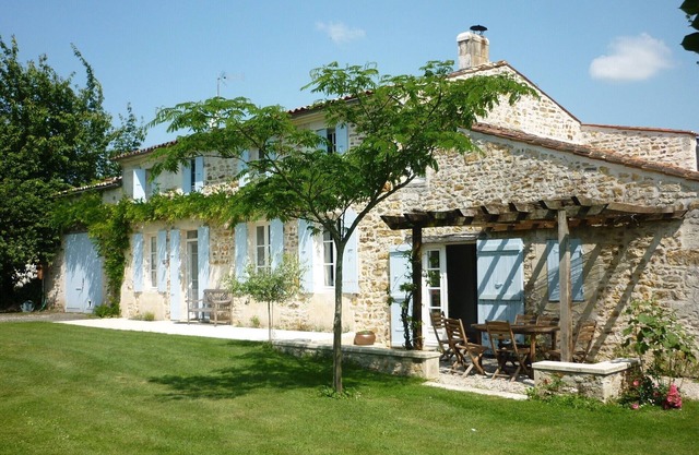 Charente house charm with private pool 25km from the sea