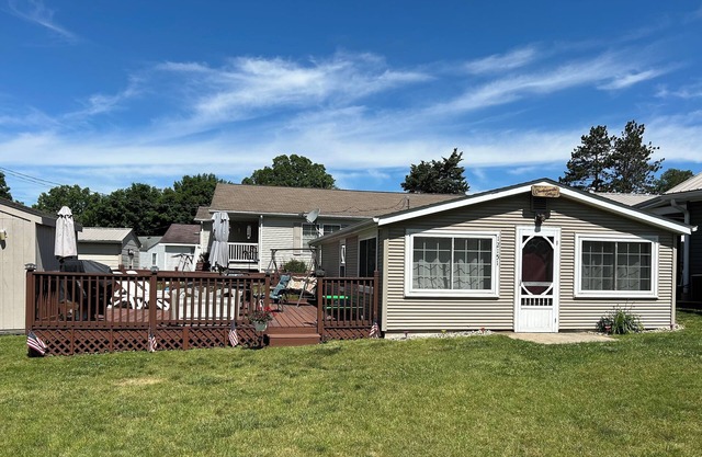 Charlesworth Cottage with lake front access