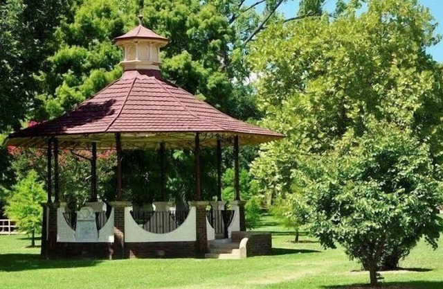 Charlesworth On The Park