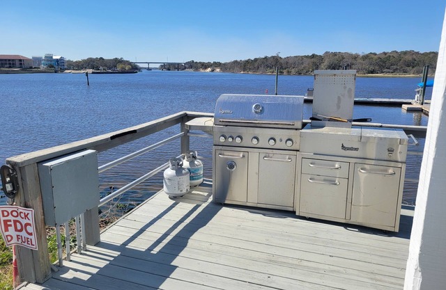 Charlotte Jean - 33ft Cozy Carver Mariner- Unique Stay on the Water