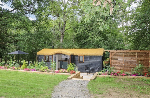 CHARLTONS HOLLOW CABIN, pet friendly, with hot tub in Bolney