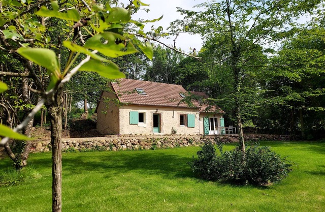 Charming Cottage in Peaceful Forest Setting, Near Le Mans – Modern Amenities & High-Speed WiFi