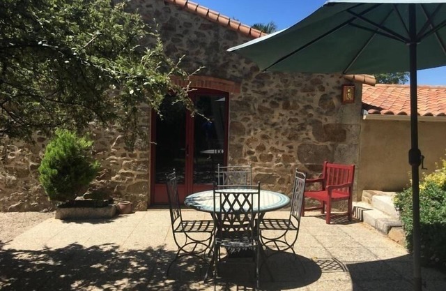 Charming Cottage in Agricultural Hamlet, Near Puy du Fou, with Garden & BBQ