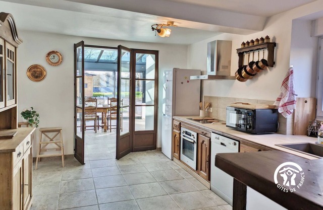 Charming Village Gîte, 4 Bedrooms, Garden, Near Sainte-Suzanne, Fully Inclusive