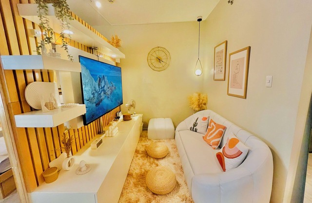 Charm Soleil Staycation- Cozy & Aesthetic, 1BR, Pool, WiFi+Netflix & Walk to SM