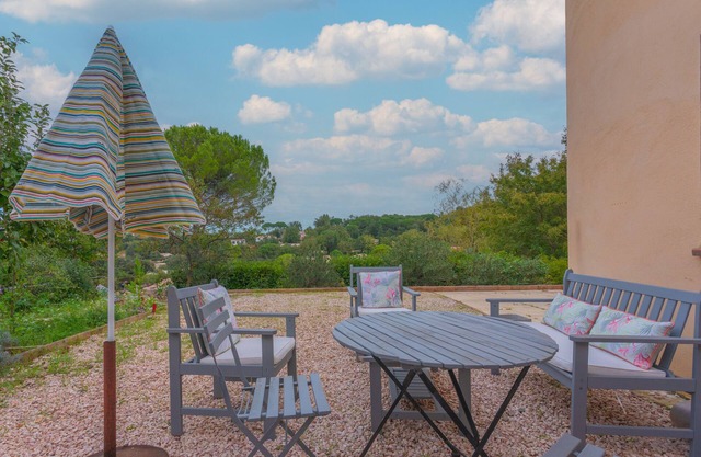 Charmant Apartment Brignoles with Private Terrace and Air Conditioning