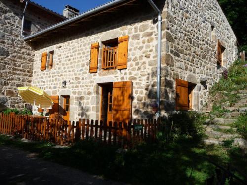 Charmant Gîte avec Terrasse, Cheminée et Jardin, à Proximité des Bois, Animaux Acceptés - FR-1-496-205