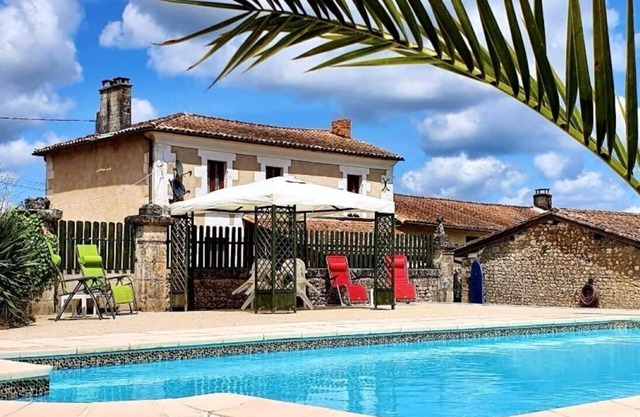 Charmante Maison de Campagne Paisible Avec Vues Magnifiques et Belle Piscine