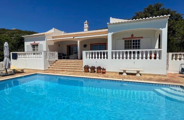 Charmante Villa Nichée sur les Hauteurs Avec Fabuleuse vue mer Panoramique