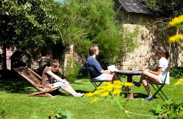 Charme du XVIIe avec grand terrain clos, dépendances restaurées, jardin, garage fermé et équipements divers - FR-1-410-157