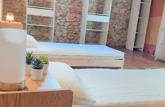 CHARMING VILLAGE HOUSE, air-conditioned cottage with garden