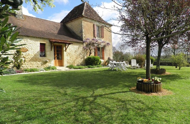 Charming Renovated Cottage with Fireplace, Garden, and Proximity to Top Attractions
