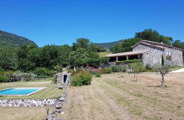 Charming house suitable for large families with swimming pool in a preserved site