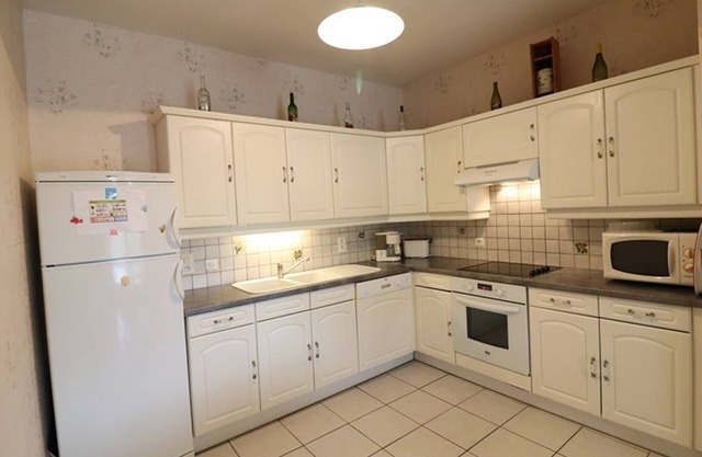 Charming Renovated 1857 Farmhouse, Sleeps 9, BBQ, Wi-Fi, Near Nature & Historical Sights