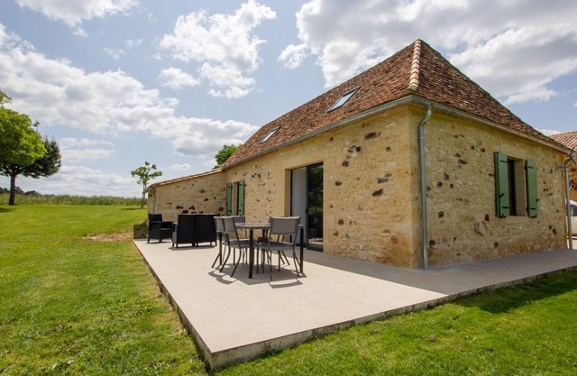 Charming Rural Getaway in Dordogne with Large Terrace and Modern Amenities