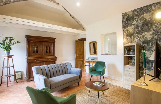 Charming Perigord Cottage with Private Garden, Jacuzzi, and Modern Amenities