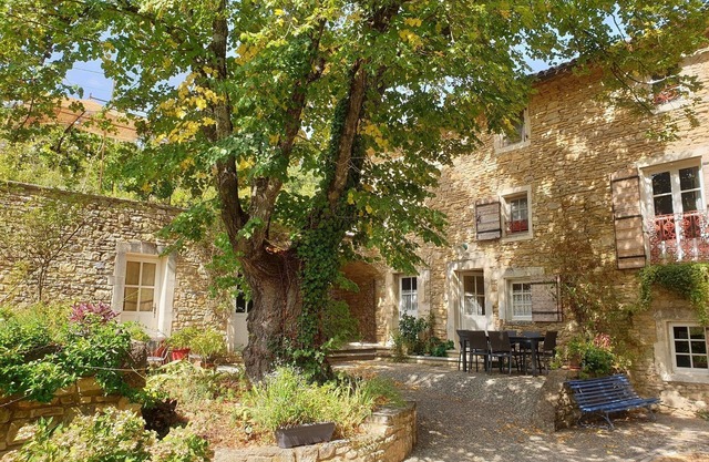 Charming Provencal farmhouse with large swimming pool in the Valbonne forest