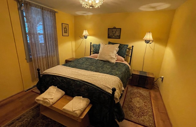 Charming 1-bedroom apartment with WiFi, & kitchen in fabulous Town of Rockingham