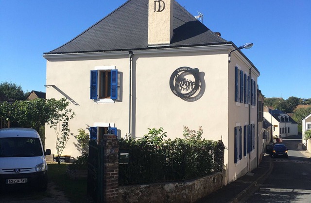 Charming 1-Bed Apartment with Kitchenette in Village Center