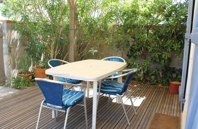 Charming 1-Bedroom House with Terrace, 250m from Beach, A/C, Parking, Near Center