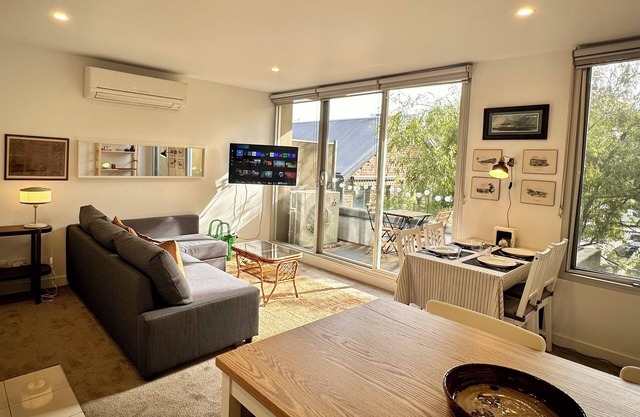 Charming 1-bedroom apartment with AC, WiFi in peaceful South Melbourne