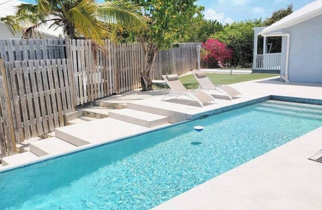 Charming 1-bedroom Waterfront cottage in tranquil Chalk Sound