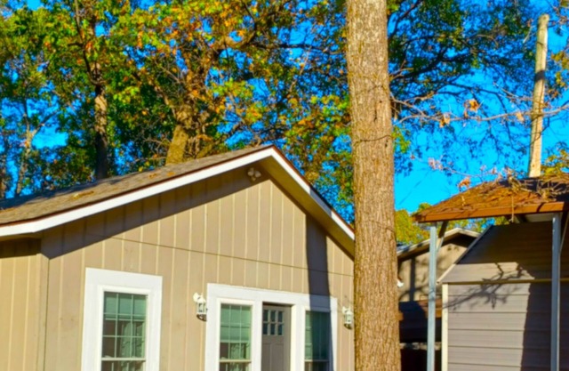 Charming 1-bedroom house with AC and WiFi in tranquil Siloam Spring