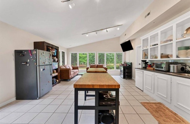 Charming 1-bedroom room with shared bathroom in Southern Pines with WiFi, AC