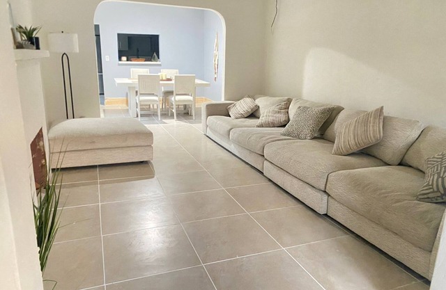 Charming 1-bedroom in a share house, share space in tranquil Miami Springs.
