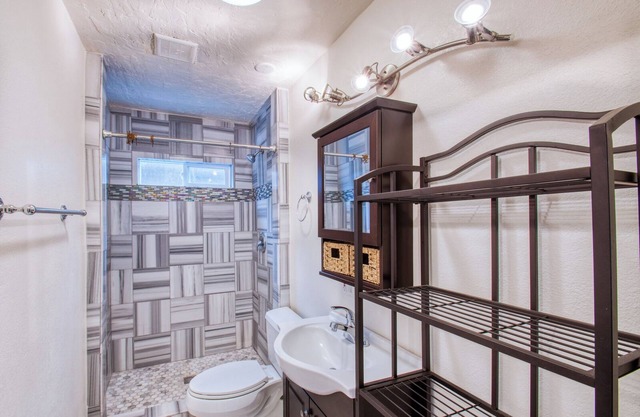 Charming 1-bedroom on the peninsula of Newport Beach, 1 house from the beach.