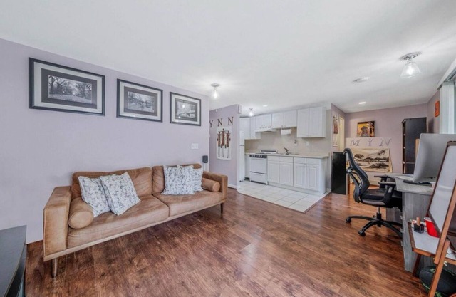 Charming 1-bedroom artist den with WiFi, AC in terrific Huntington
