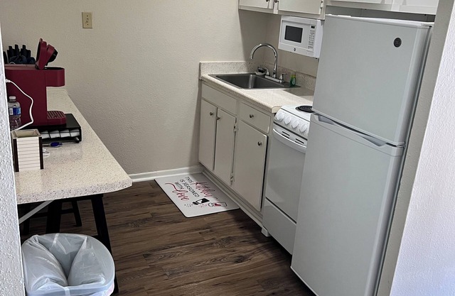 Charming 1-bedroom apartment with WiFi, AC in tranquil Metairie