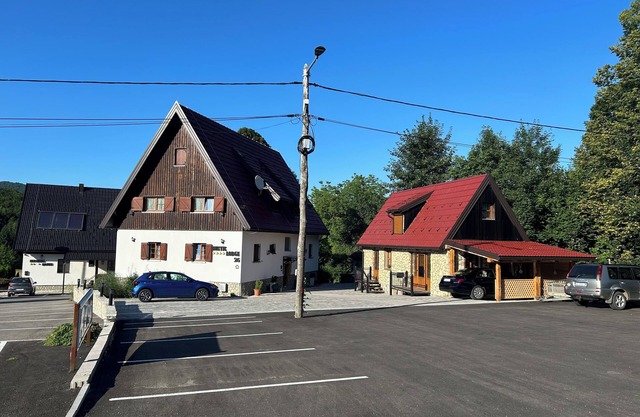 Charming 1-bedroom apartment with WiFi, AC in serene Jezerce