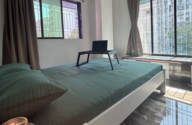 Charming 1-bedroom apartment with WiFi, AC in Bandra Mumbai