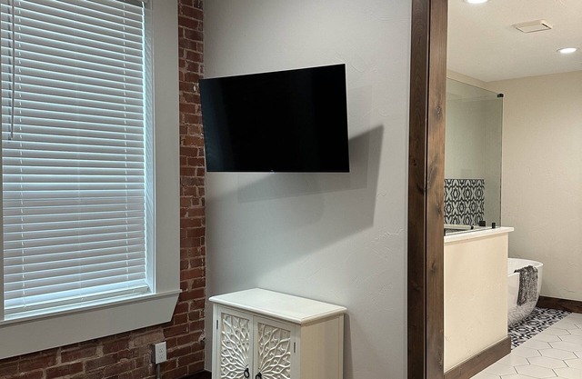 Charming 1-bedroom apartment in delightful Aubrey with WiFi, AC