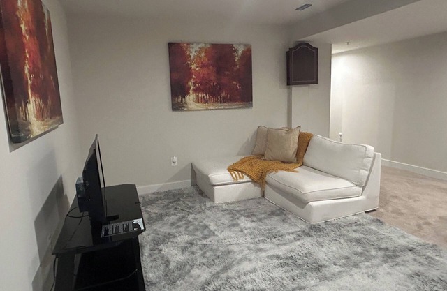 Charming 1-bedroom basement in enjoyable Aberdeen with WiFi, AC