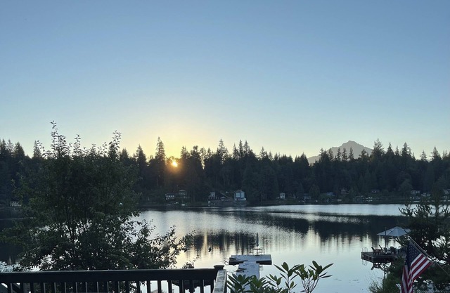 Charming 1 bedroom cabin on Lake Bosworth. Close to downtown historic Snohomish