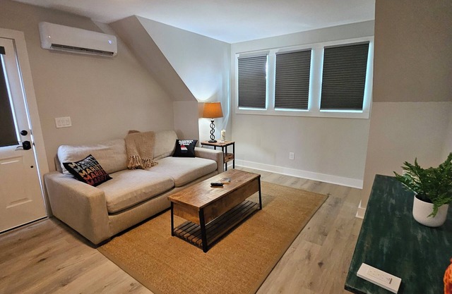Charming 1-Bedroom Carriage House Near Marietta Square