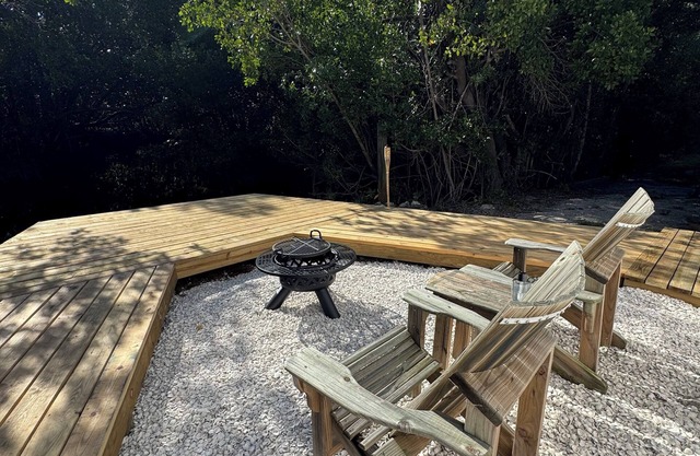 Charming 1-bedroom cottage with AC and WiFi on a creek with private deck & dock.