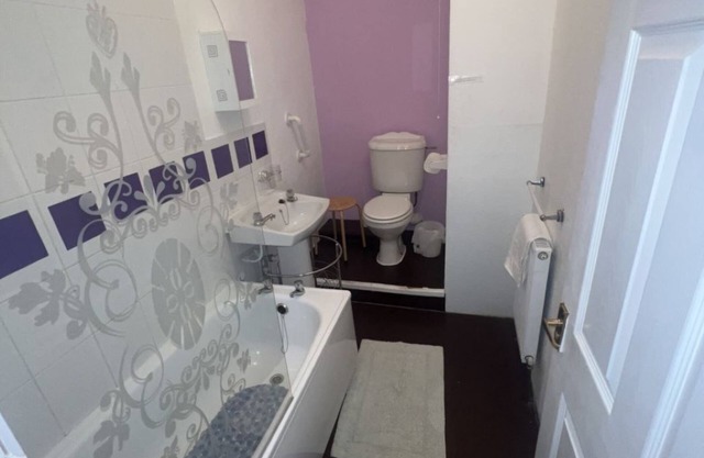 Charming 1 bedroom flat with a partial sea view