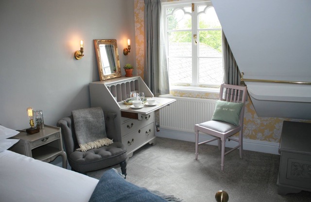 Charming 1 Bedroom Suite in the eaves.