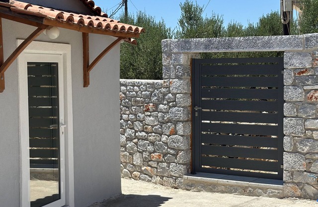 Charming 1-bedroom house with WiFi&AC in beautiful Mavrovouni-Mamour Apartments