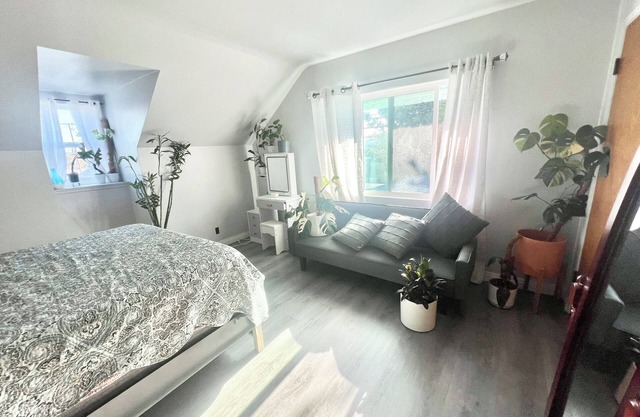 Charming 1-bedroom suite 2nd floor house in Pleasant Buena Park with AC, WiFi