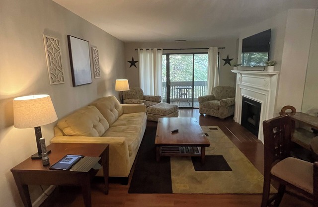 Charming 1-bedroom condo in delightful Creve Coeur with WiFi, AC