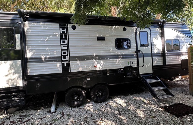 Charming 1-bedroom mobile home in Dania Beach with AC