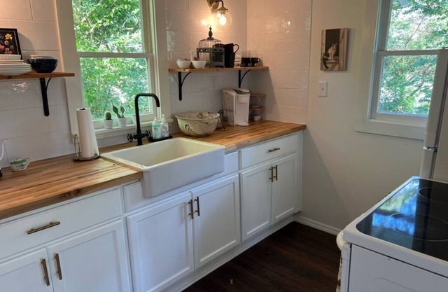Charming 1-bedroom cottage with AC, WiFi in quaint Avondale area of Jax.