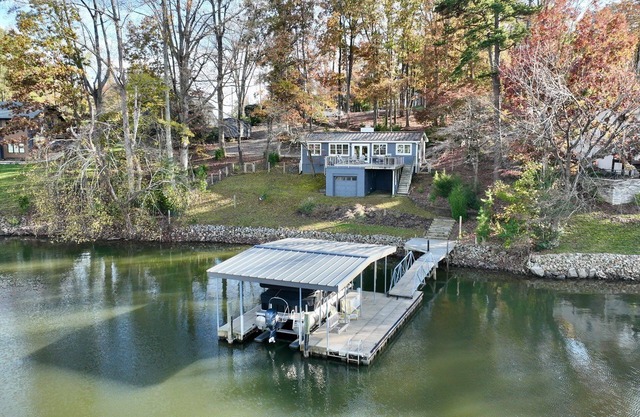 Charming 1-bedroom waterfront cottage with boat dock on Lake Norman